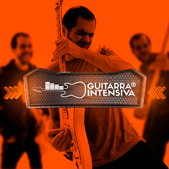 Rodrigo Ferrarezi tocando guitarra com a marca Guitarra Intensiva
